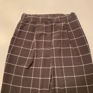 Rutiga byxor  strl 36 - Byxor från Hm i strl 36. Start bud 50⚡️ högsta bud köper