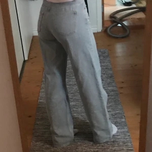 Populära JUNKYARD wide leg jeans i storlek 26. - Jeansen är använda endast 3 gånger och tvättade endast en gång. Säljer dem pga att dem inte kommer till någon användning. Köparen står för frakten (63kr). Nypris- 499. Mitt pris - 399. (Pris kan diskuteras). Jag är 165 cm lång. 