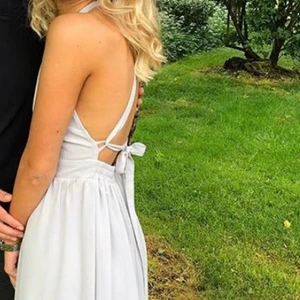 Långklänning - Säljer nu den här fina klänningen! Den är använd under 1 tillfälle och är därmed i väldigt fint skick. Den är i storlek XS/34 med en jättefin knytdetalj i ryggen 😍 om fler bilder & detaljer önskas går det att ordna vid intresse! Nypris: 599 kr