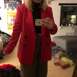 Rosa Kavaj - Rosa kavaj med 100% polyester från Bianca Ingrossos kollektion med Gina Tricot. Den har axelvaddar, är endast använd 2 gånger och är i jättefint skick!  Storlek: 40 Nypris 700 Kostnad: 250+frakt