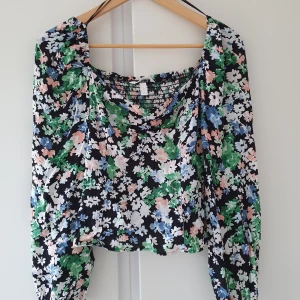 Blommig topp från H&M - Puffigare ärmar, sweetheart neckline samt fyrkantigt ( kan skicka en bild när jag har den på )  använd fåtal gånger 