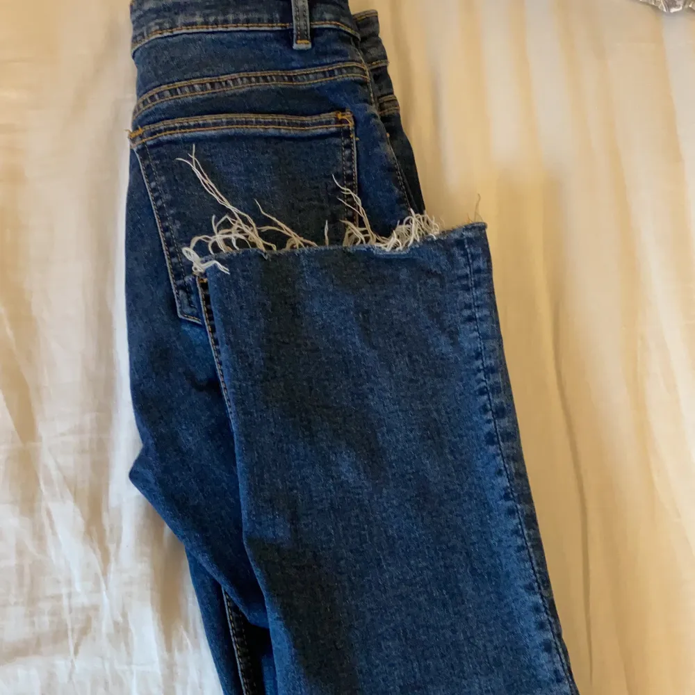 Superfina mörkblåa jeans från ZARA, använda fåtal gånger och därmed mycket bra skick 💕💕Nypris:359kr, DM för intresse!!. Jeans & Byxor.