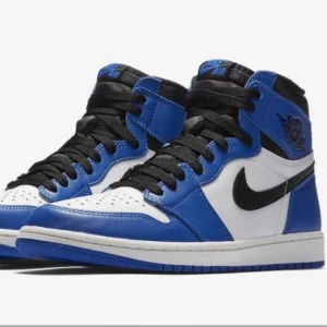 Air Jordan 1 dark blue - Säljer ett par skit snygga Air Jordans, köpte dem från Zalando men dem passade inte. Köpte skorna för 3000 kr men kommer sälja dem för halva priset typ. Priset kan diskuteras privat❤️