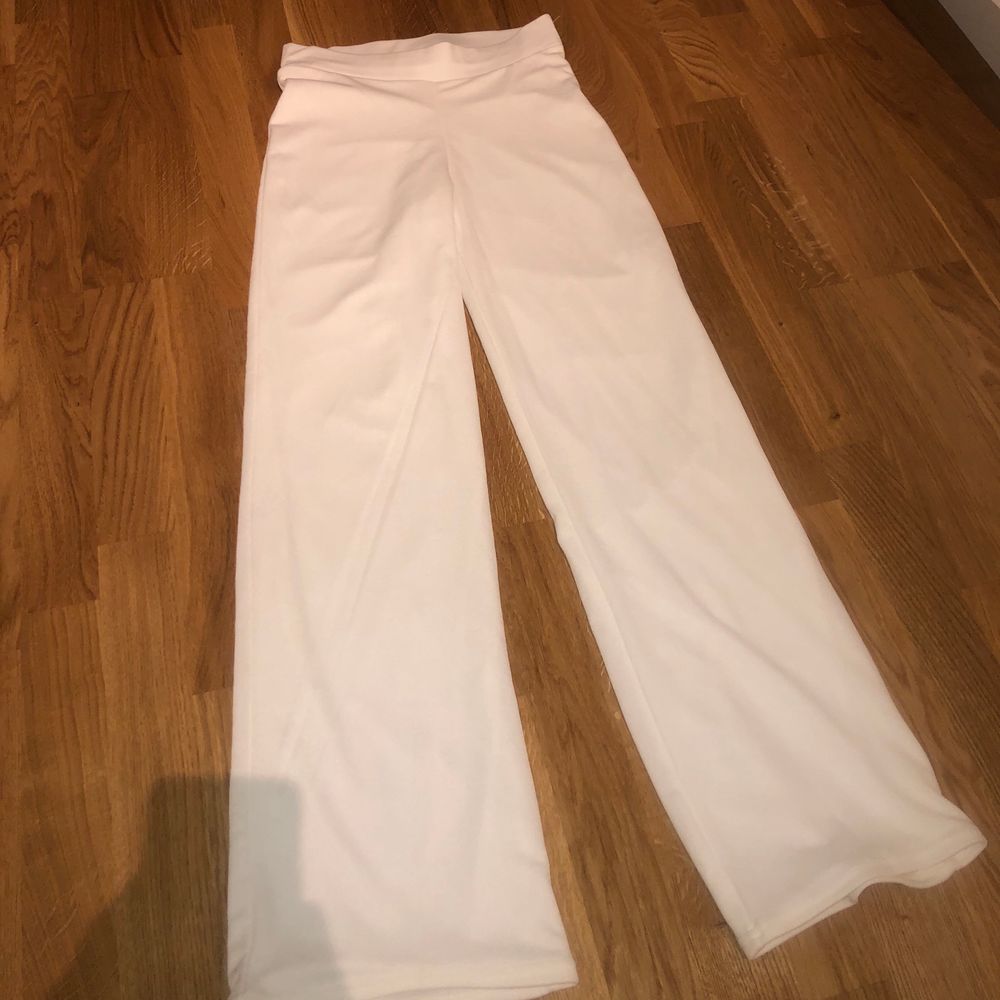 Vida vita byxor, aldrig använda, endast testade. Ifrån NLY Trend. Storlek S. Jag är runt 1.65-1.66, på mig är byxorna lagom i längden, dvs inte för långa eller för korta! :) . Jeans & Byxor.