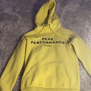 Använts typ 4 gånger som ny. Storlek xs köptes för cirka 600 men säljer för 400 - Fin äkta peak performance hoodie💕