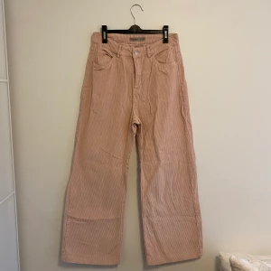 Rosa raka Manchester byxor:)  - Trendiga Manchester byxor. Använd 1 gång, alltså inprincip nya. 