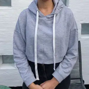 Söt cropped hoodie i grå, knappt använd! 
