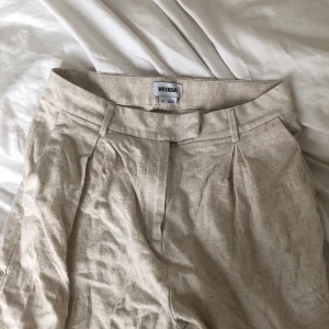 Linnebyxor Weekday - Linnebyxor från Weekday i storlek 40. Sitter loosefit på en 36/38 respektive ”true to size” på en 40. Bra skick! Nypris runt 500kr.