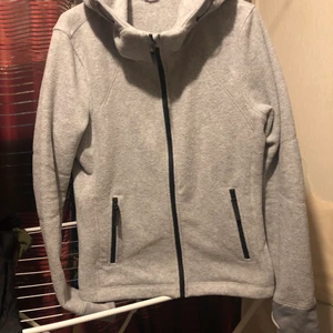 Varm tröja  - Har en grå flis tröja i storlek medium, köparen står för frakten