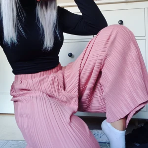  - Ännu ett par skitsnygga byxor som är nya med lapp kvar. Känner att detta inte riktigt är min stil därför vill jag bli av med dom. Frakt tillkommer 😊