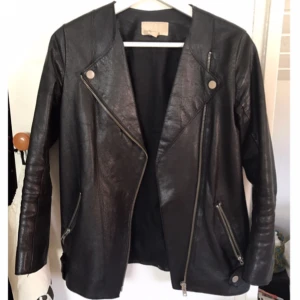  - Skinnjacka i äkta läder från H&M Trend. Några år gammal men i fint skick