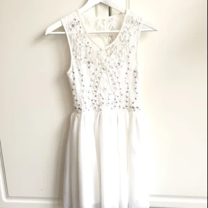  - Snygg klänning som passar perfekt till studenten! Använd en gång. Köpt på Nelly.com