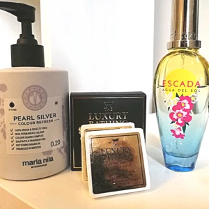  - Säljer dessa produkter som ett kit. Maria Nila silver inpackning, den är använd 2 gånger mer än hälften kvar. Nypris 250. Escada parfym lika mycket kvar som på bilden. Nypris ca 300. Bath caviar och bath fizzers oöppnade. Vet ej priset.  Med frakt blir 150.❇️