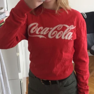  - Äkta Coca Cola collegetröja i storlek XS men passar även S. Den är i fint skick och har inte används särskilt mycket. 
