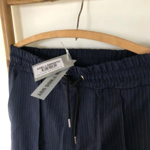  - Axel Arigato Kuro Trousers. helt nya, testade en gång, kommer med originalförpackning. ursprungspris: 1600