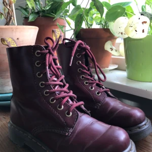  - Säljer ett par äkta vinröda Dr. Martens i storlek 36 och gott skick. Möter upp i stockholm eller så betalar köparen frakt.