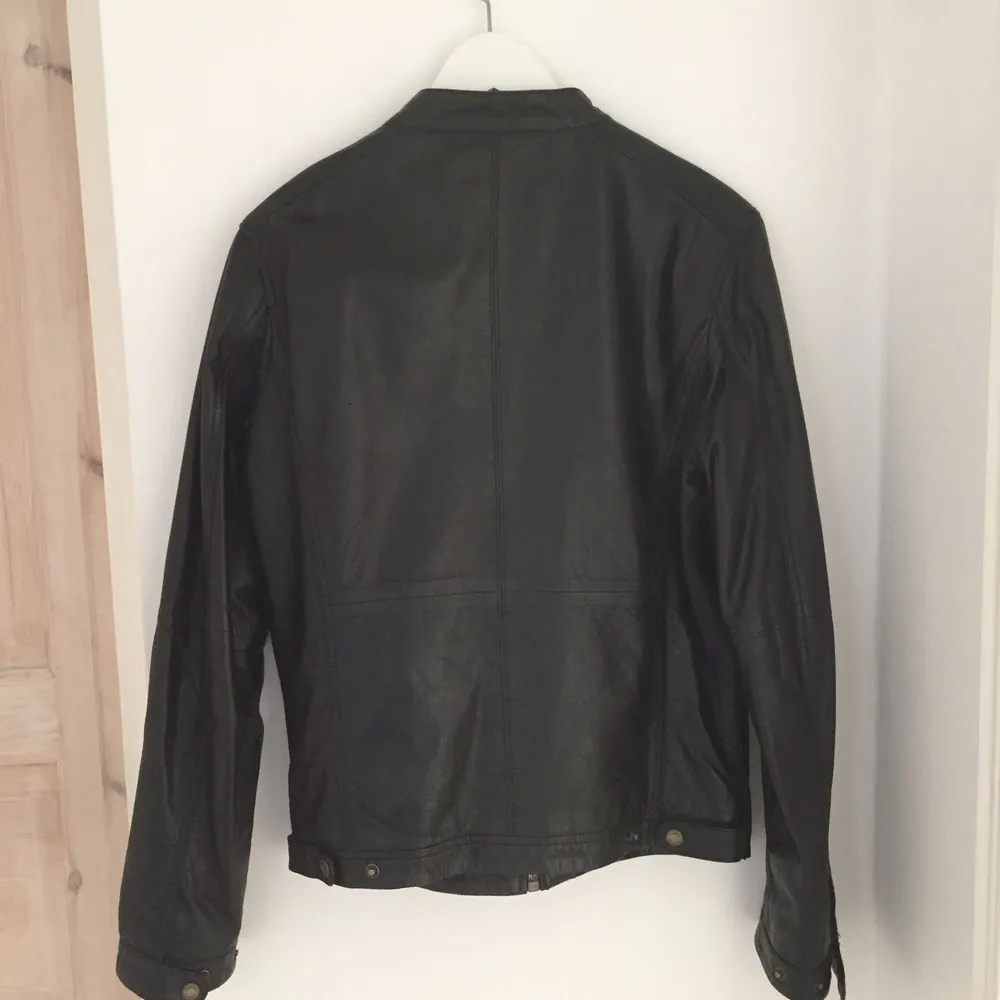 Only used a couple of times, size is too small for me.  New price was 4000kr. I will ship as recommend letter to be safe for this item, so the post cost is a little higher. . Jackor.