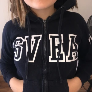  - Snygg marinblå huvtröja från Svea, VÄLDIGT snygg passform !!! 