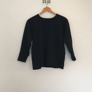  - Fin svart ulltröja som tyvärr krympt i tvätten, numera en S. Klippta sömmar som håller i tvätten. 