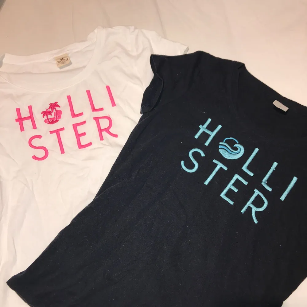 Två superfina t-shirts från Hollister, den vita är använd 1 gång och den blåa är aldrig använd 🌸 bara den vita kvar 🌞. T-shirts.