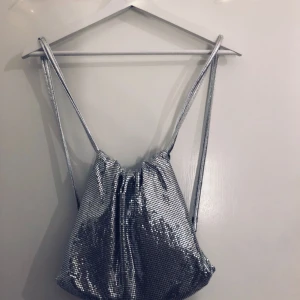 - Disco bag som e riktigt fet!! Oanvänd av någon anledning jag vet inte vad jag håller på med??   för alla gäris & icke binärisss Urban outfitters