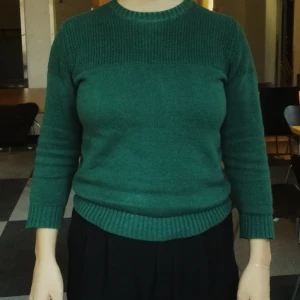  - Superfin tröja! Lite tjockare stickad och passar superbra till höga midjor! 