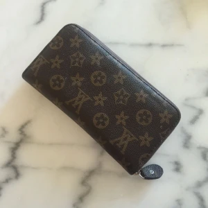  - En jätte fin plånbok! Inget märke eller så! Fått i present men den tilltalar inte mig:) så därför säljs den! Inget slitage eller vidare! Alla dragkedjor funkar fint! Köparen står för frakt på 54kr 