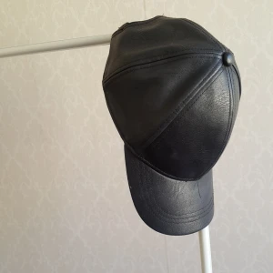  - Keps i skinnimmitation 