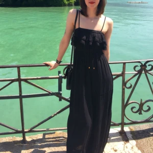  - Jättefin klänning köpt i Frankrike, använd 1 gång men har tyvärr tappat en av plupparna på snörningen under halsen, inget som märks dock 