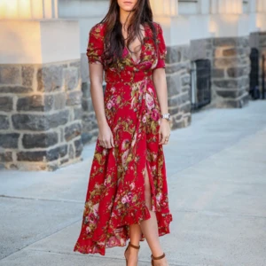 - Hej, jag är helt förälskad i denna  denim & supply Ralph lauren red floral dress. Hör av er om ni känner för att sälja eller känner någon som har den i garderoben och vill sälja. 💕