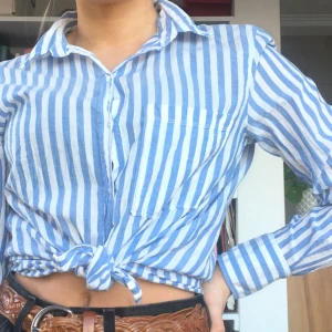  - Jättefin randig skjorta. Supersnyggt att knyta vid magen. Kolla gärna in fler plagg i min profil💋 jag står för frakten;)