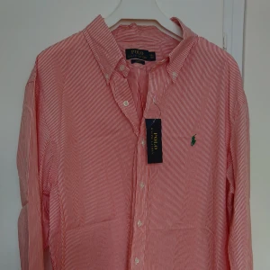  - 🌸 Helt nya! endast urplockade för att kunna ta bild. Prislappen sitter kvar. 🌸 Pris: 150kr/st   🌸 Finns endast den rosa skjortan kvar 📦 Porto tillkommer & Skickar med spårbar frakt 📦 samfraktar vid köp av fler plagg 💵 Betalning med Swish. 📷 Filmar alltid när jag postar.