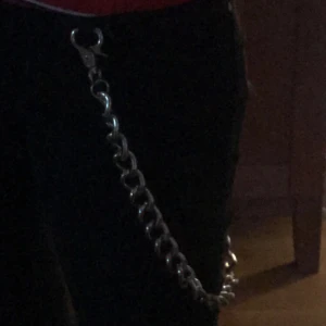  - Gigantisk kedja som är 60+cm. Personligen lite för stor för min smak och såg fel på bilden. Köpt för 200kr och aldrig använd förutom nu så skulle säga att detta är ett kap om man gillar gigantiska kedjor. Möts helst upp i Sthlm 