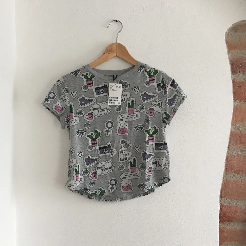 Söt crop-top, aldrig använd då jag fick den i present. Porto tillkommer🌟. T-shirts.