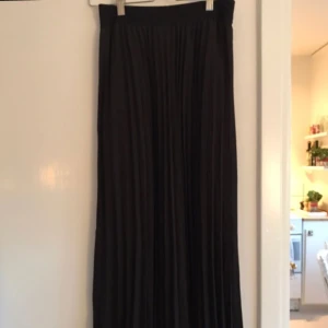  - Plisserad kjol från HM. Möts upp i Sthlm eller fraktar mot fraktkostnad.