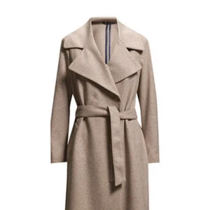  - Klassisk ullkappa från Filippa K, str XS. Färg: Walnut (ljus beige). Modell: Ina Coat. Knappt använd och är därför i väldigt fint skick. Köptes för 3900 kr. 