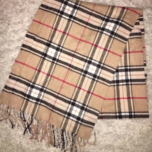  - Halsduk i burberry-mönster. Köpt på Zalando för något år sedan och säljs då den aldrig blivit använd🌸