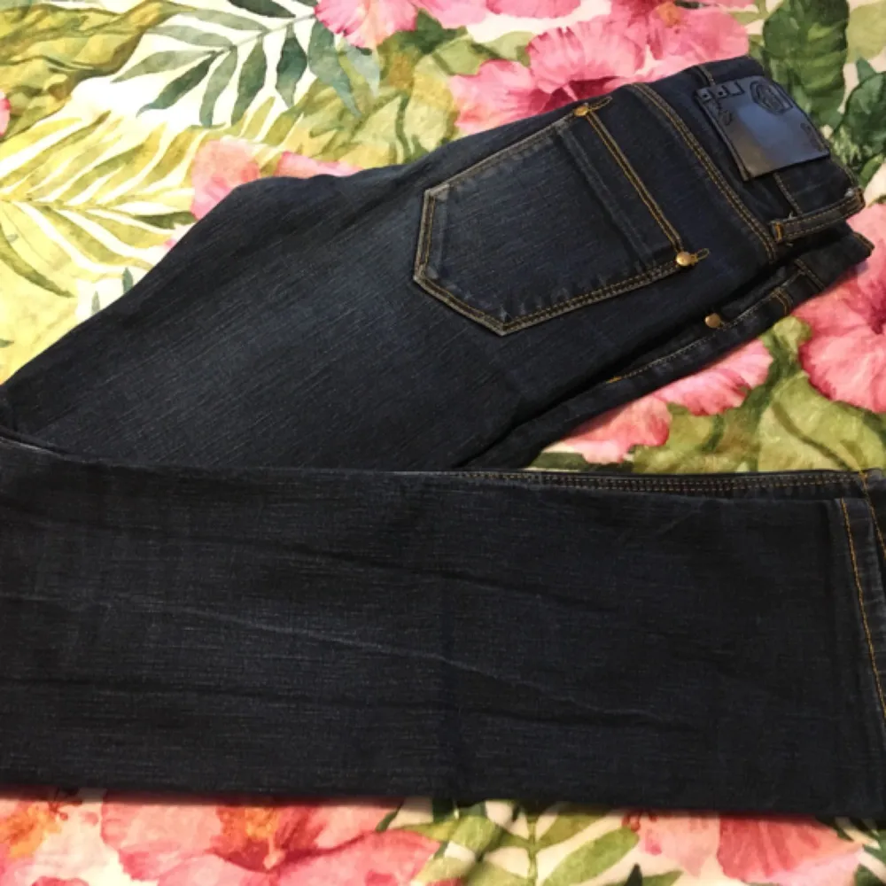 Modell 422  Hittar ingen storlek i dem men uppskattar dem till en storlek 36!  🌺🌺🌺 Köparen står för frakten 🌺🌺🌺. Jeans & Byxor.