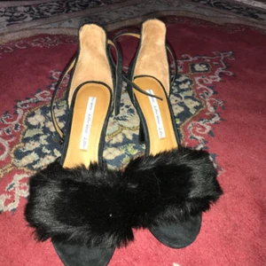  - Helt oanvända klackar från Other storys! Nypris 1000kr, känns och ser lyxiga och dyra ut. Pälsen oäkta men av ytters bra kvalitet. Använder aldrig klackar så säljer.  Köparen står för eventuell frakt 🌹