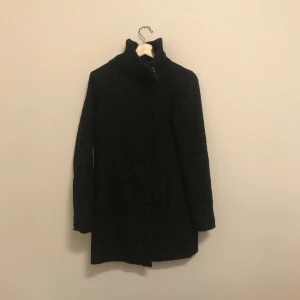  - Kappa från vero moda i fint skick! Med dragkedja och knappar