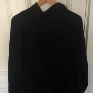  - Svart hoodie från H&M