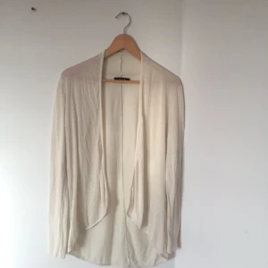  - Kofta från Vila som går strax nedanför rumpan. I bra skick 