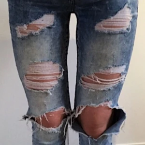  - Jeans från Noisy may i fint skick. Nypris ca 700 kr. Skriv vid intresse av bättre bilder, svårt att visa hur de ser ut på. Köparen står för eventuell frakt.