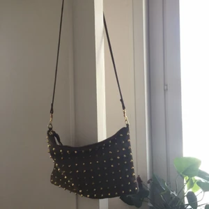  - Jättefin mörkgrön mocka/läderväska med guldiga nitar från topshop! Fint skick. Köparen står för frakten 💫