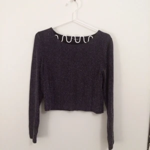  - glittrig långärmad tröja från monki, sjukt snygg till både vardag och fest!! rätt stretchigt och mjukt tyg.  storlek M, passar också en S. 