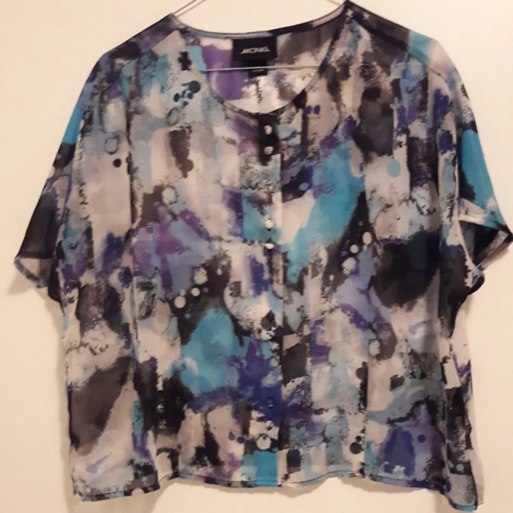 Transparent blus från Monki. Passar både S, M och L. Använd sparsamt. Kan mötas upp i Malmö. 30 kr + frakt.. Blusar.