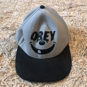  - Keps från Obey. Onesize med justerbar band på baksidan. 