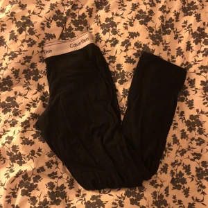  - Mjukisbyxor i svart, säljs pga för korta på mig (är 174cm) vita bandet är en aning missfärgad 