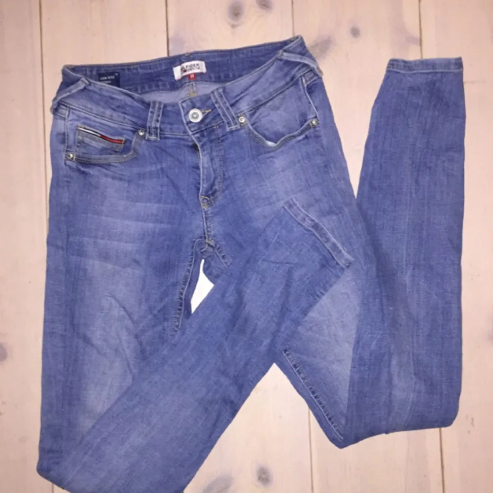 Snygga ljusblå jeans från tommy hilfinget, modellen är snäv med låg midja. Fett fräscha men för små för mig!  Kan mötas upp i Stockholm annats står köparen för frakten🌹. Jeans & Byxor.