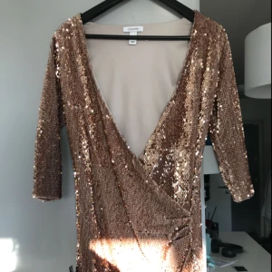  - Festklänning ifrån Nelly, lapp sitter kvar endast provad!  